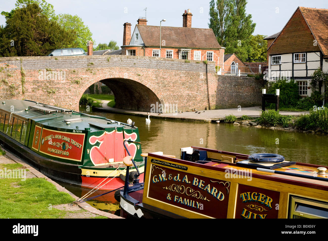 Narrowboats auf den Kennett und Avon Canal bei Hungerford in Berkshire, England Stockfoto