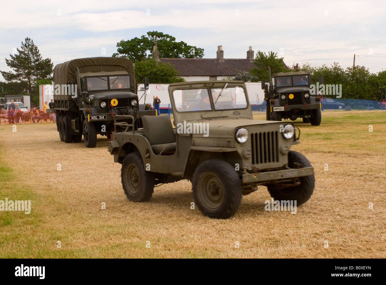 Zwei alte US Armee M35 Truppe Trucks und Kräfte Jeep bei Smallwood Vintage Rally Cheshire England Vereinigtes Königreich UK Stockfoto