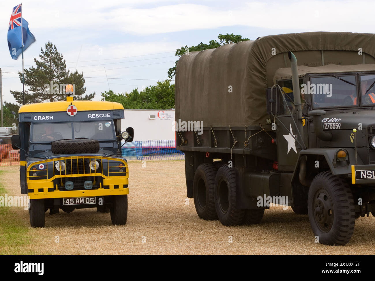 Alte US-Armee M35 Truppe LKW und RAF Crash Landrover bei Smallwood Vintage Rally Cheshire England Vereinigtes Königreich UK Stockfoto