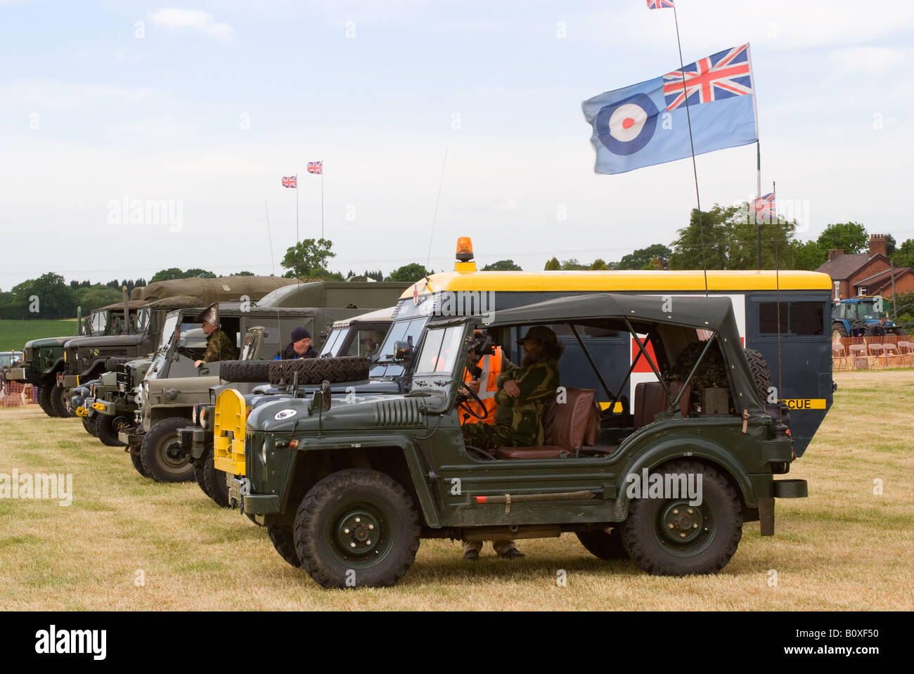 Eine Reihe von britischen und amerikanischen Militärfahrzeugen bei Smallwood Oldtimer Rallye Cheshire England Vereinigtes Königreich UK Stockfoto