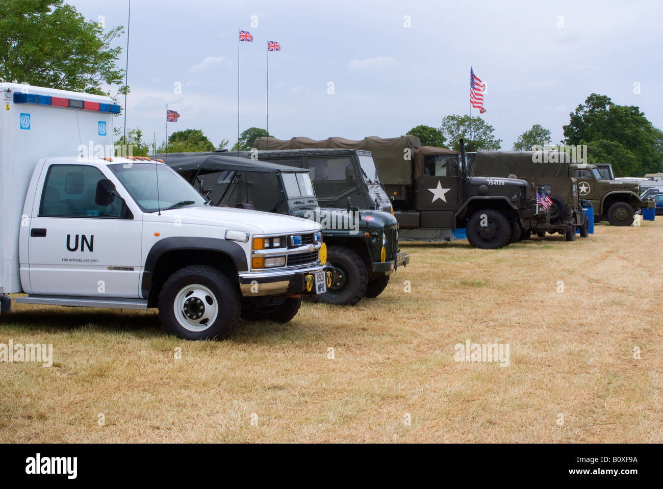 Verschiedenen Nationen und amerikanische alte Militärfahrzeuge bei Smallwood Vintage Rally Cheshire England Vereinigtes Königreich UK Stockfoto