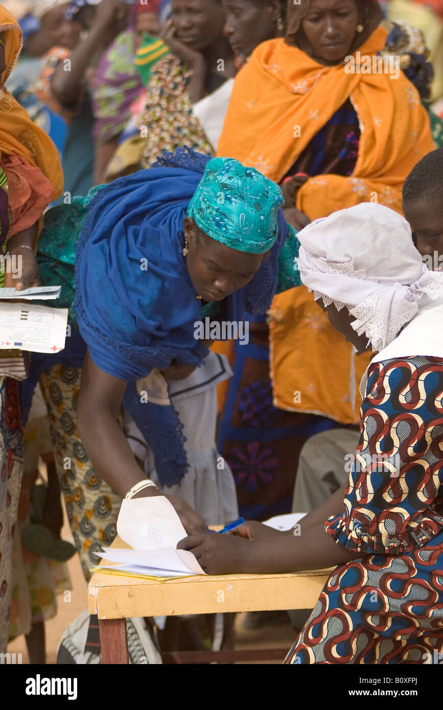 Hausa Mütter und Kinder, rotes Kreuz Klinik Tahoua Niger Westafrika Stockfoto
