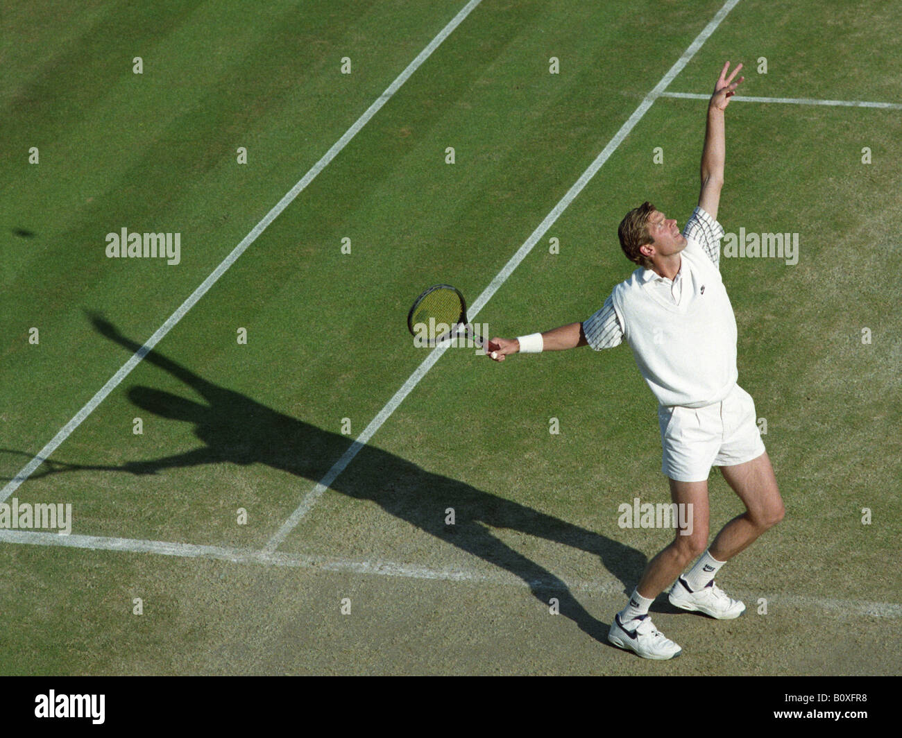 US-amerikanischer Tennisspieler Peter Fleming dienen in Wimbledon im Jahr 1993 Stockfoto