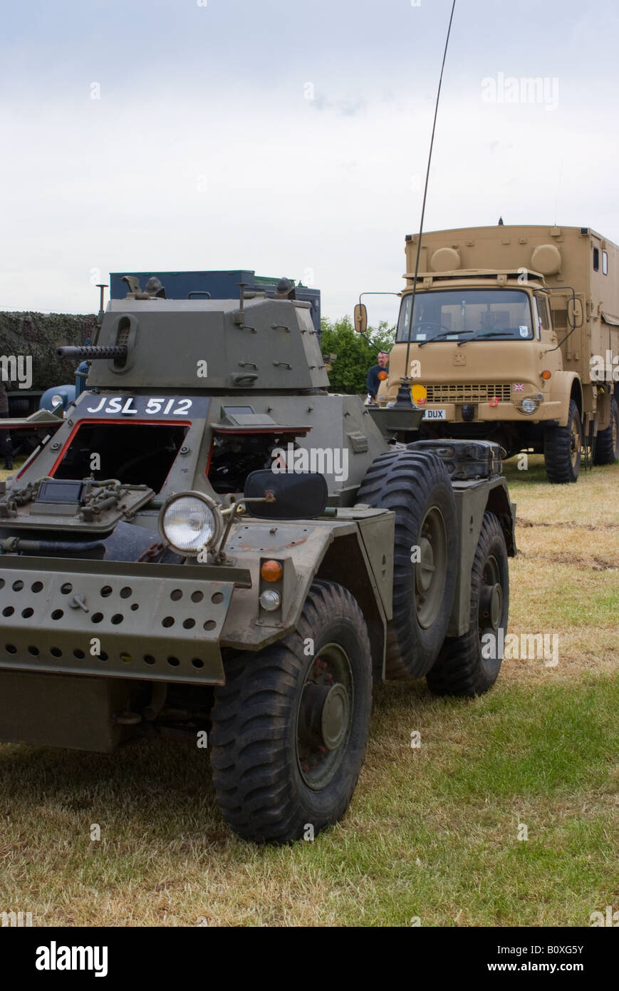 Ein altes britische Armee Ferret Scout Auto auf Smallwood Oldtimer Rallye mit Bedford Four Wheel Drive Truck Cheshire England UK Stockfoto