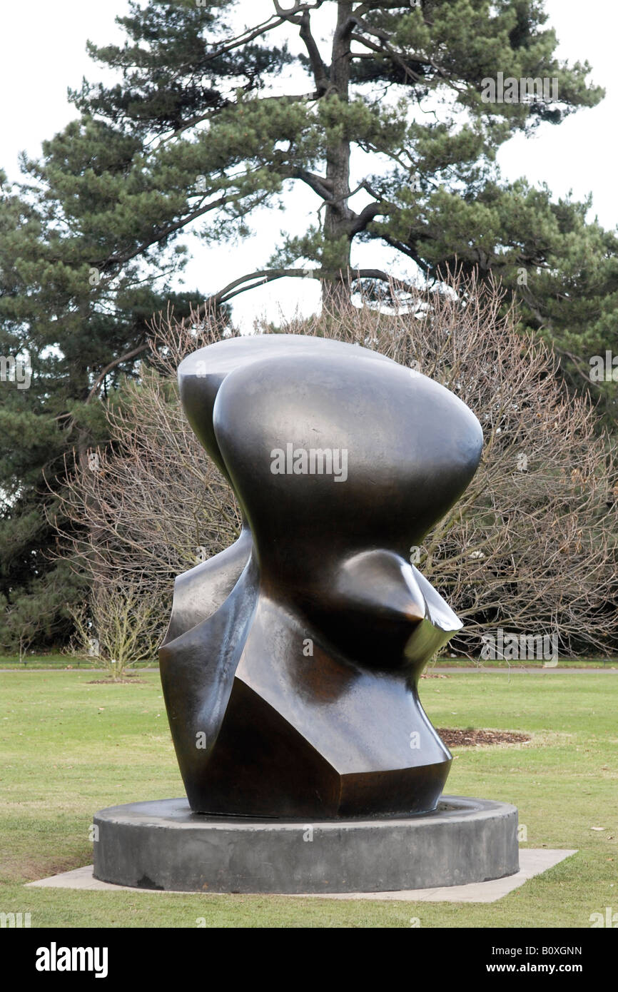 Kew Gardens Henry Moore Metall-Bronzeplastik einer Spindel wie Gesichtsformfigur, 1974 fertiggestellt. Stockfoto