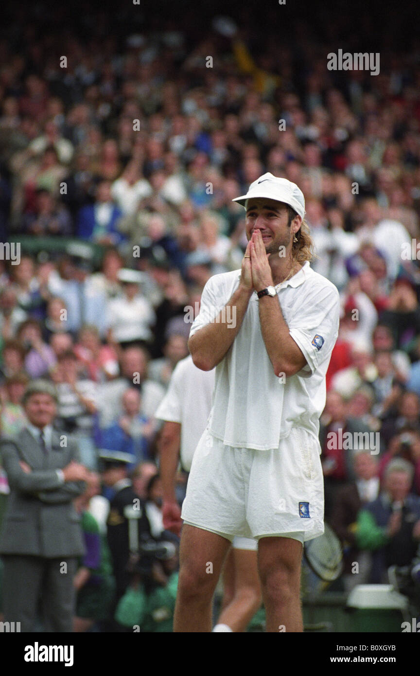 Andre Agassi gewinnt seinen ersten Wimbledon 1992. Bild von David Bagnall. Wimbledon Tennis Action Andre Agassi Gewinner 1992 Stockfoto