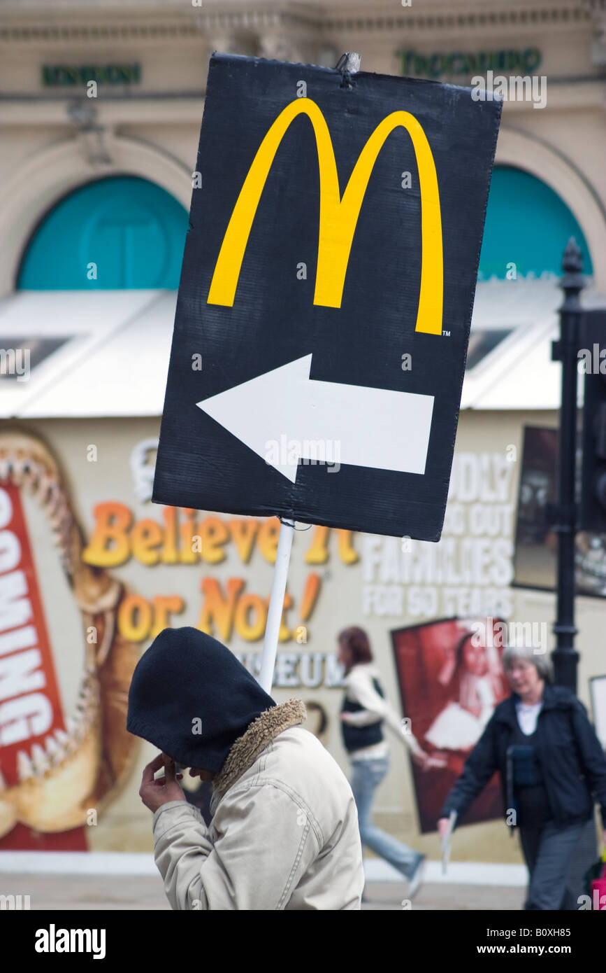 Person mit einem McDonalds-Schild, London Stockfoto