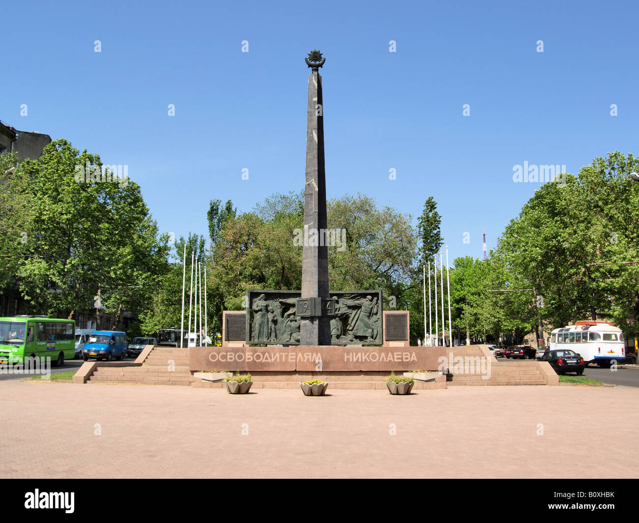 Sowjet-Ära Kriegerdenkmal zum Gedenken an das Ende des zweiten Weltkrieges in Erinnerung der gefallenen Soldaten. Stockfoto
