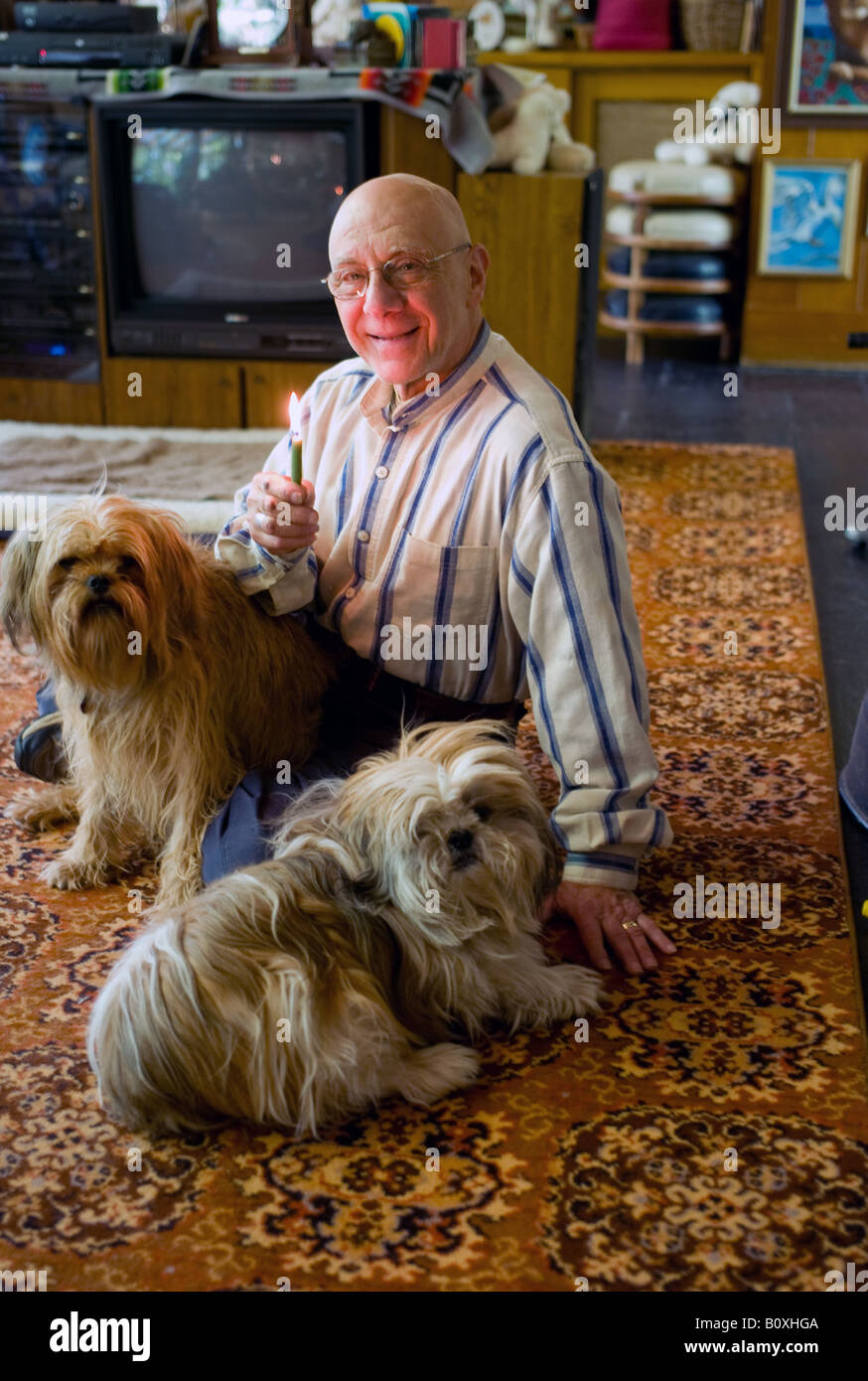 Dr. Bernie Seigel Autor zahlreicher Selbsthilfe und Empowerment Bücher in seinem Connecticut Home USA gezeigt. Stockfoto