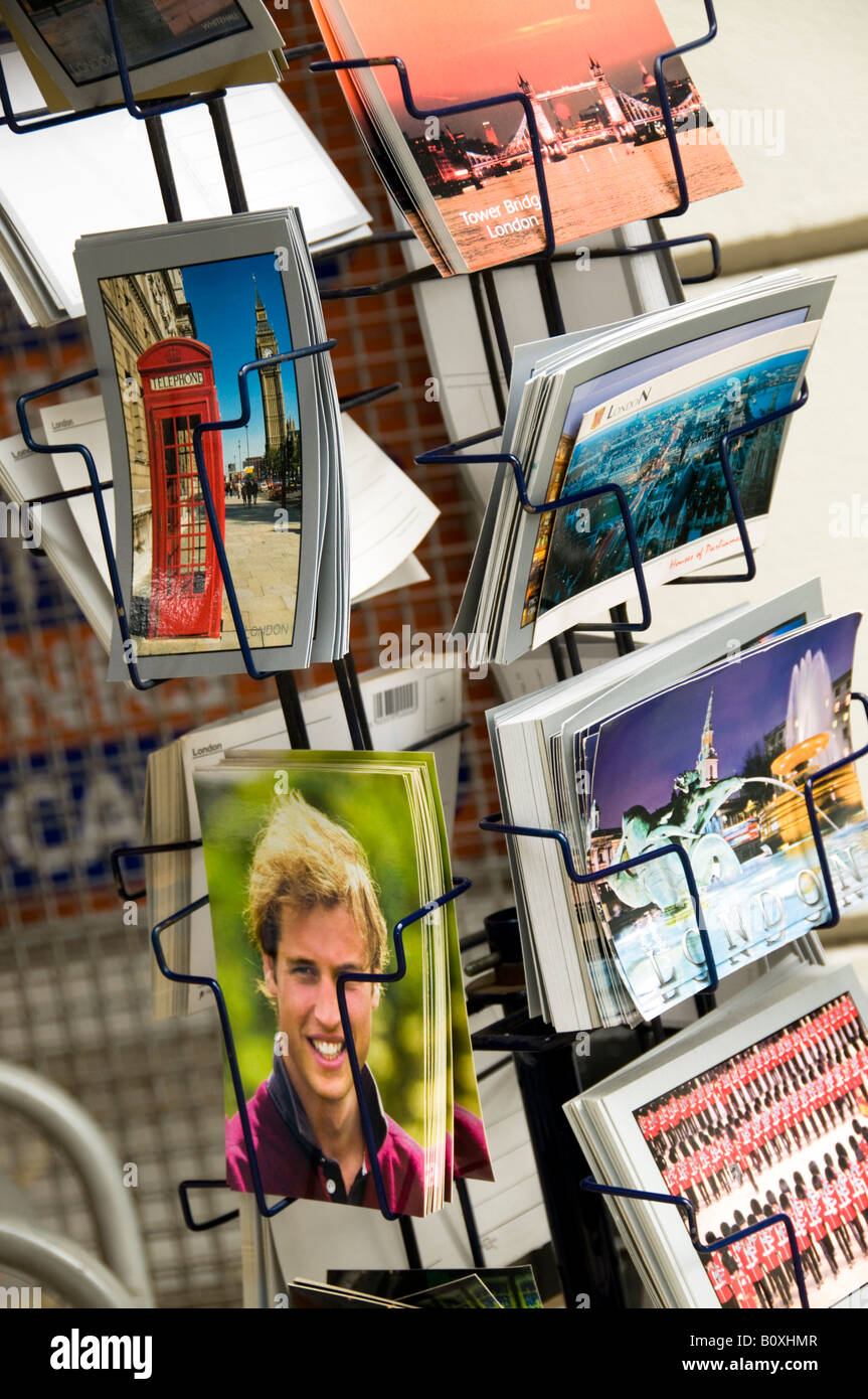 Postkarte-Stand in London, UK Stockfoto