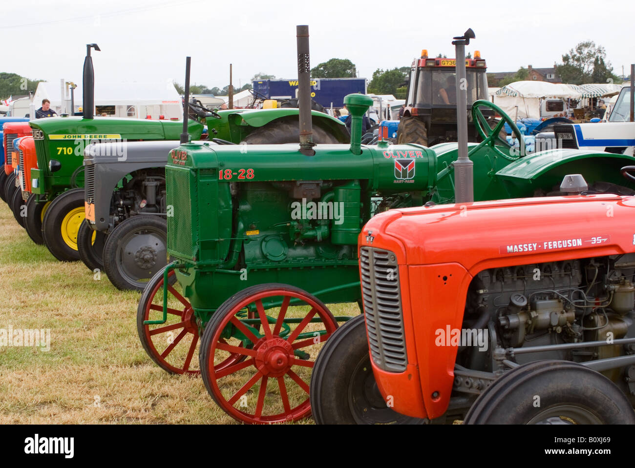 Alten Massey Ferguson Hart Parr Oliver John Deere und anderen landwirtschaftlichen Zugmaschinen im Smallwood Vintage Rally Cheshire England UK Stockfoto