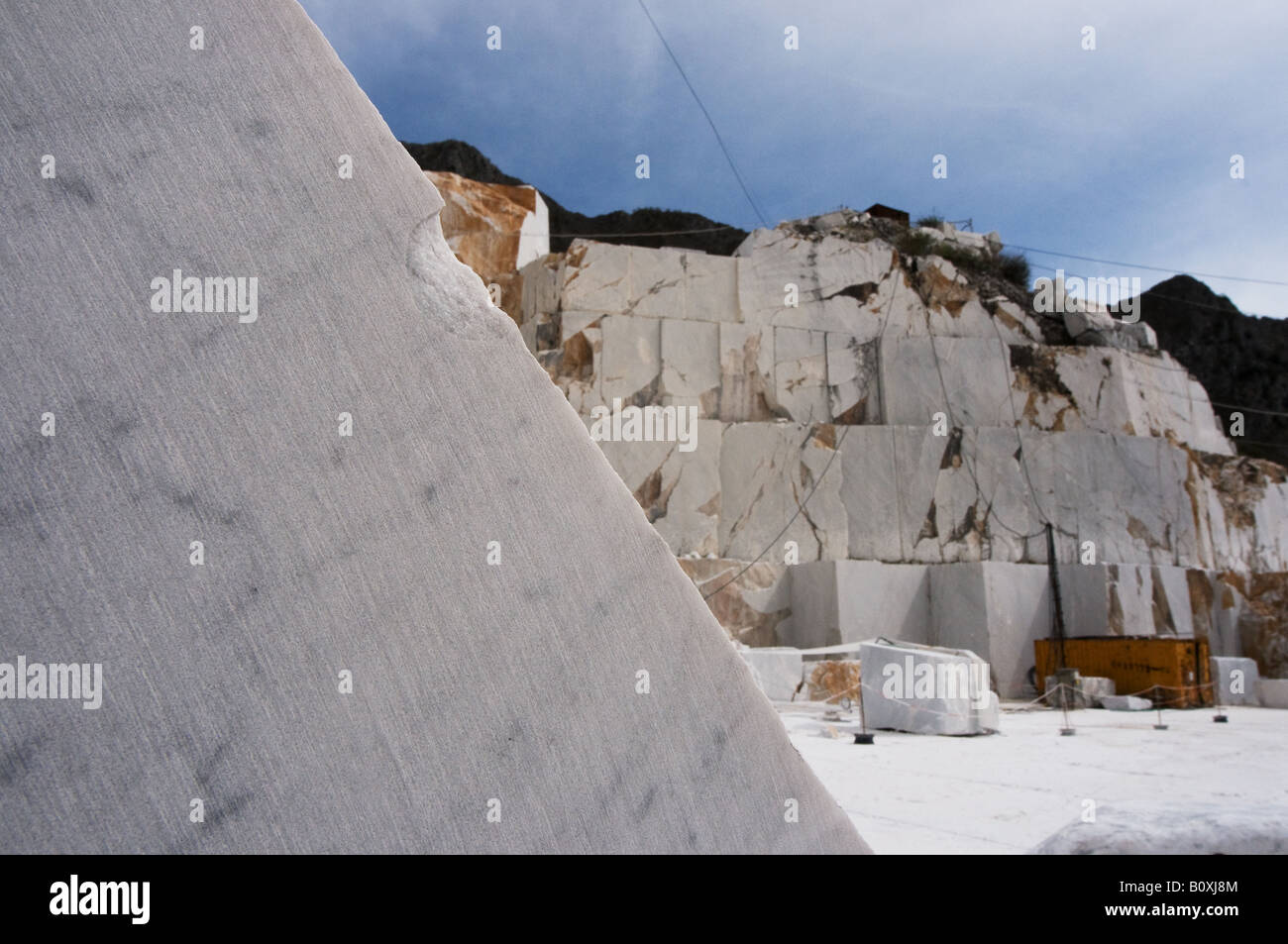 Marmor, die weißen Carrara Italien Toskana-Steinbrüche Stein Dorf Straße Block Radlader orange gelbe Landschaft Carrara Berghöhle Stockfoto