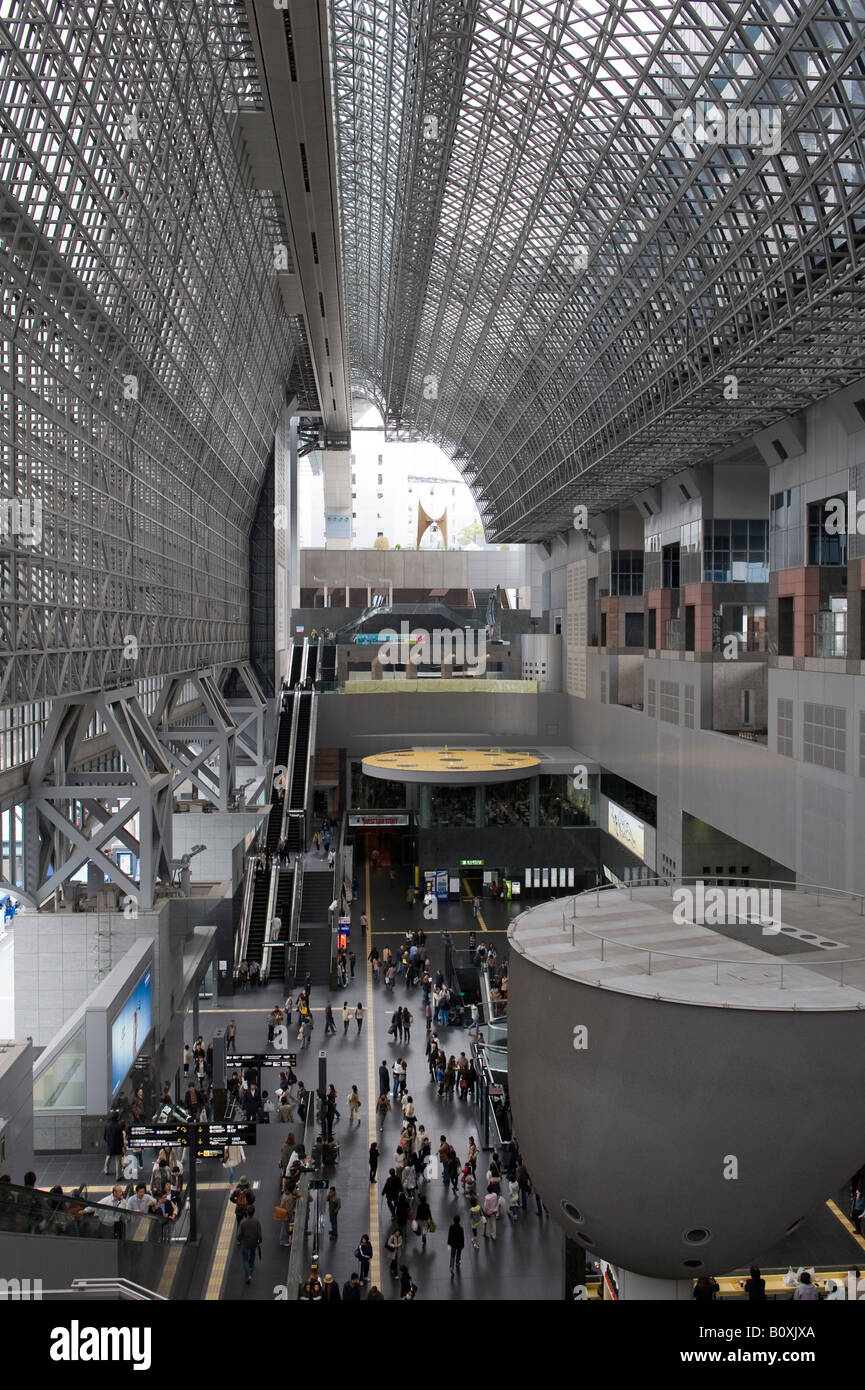 Kyoto, Japan. Die überwiegende Ankunftshalle oder das Atrium am Hauptbahnhof Stockfoto