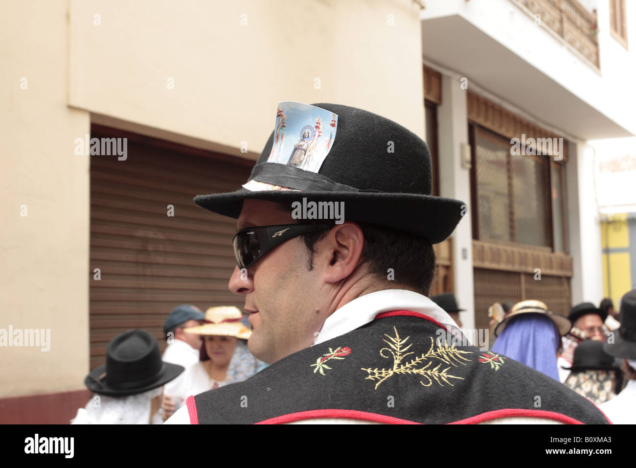 Mann mit schwarzem Hut mit Bild von San Isidro stecken in Band zu Romeria de San Isidro, Guia de Isora, Teneriffa Stockfoto