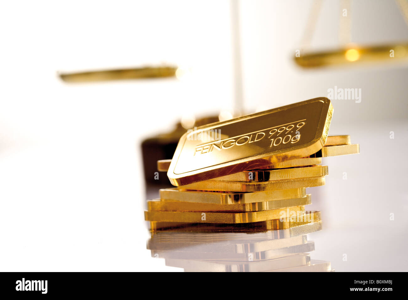 Goldbarren im Hintergrund einer Brief-Skala Stockfoto