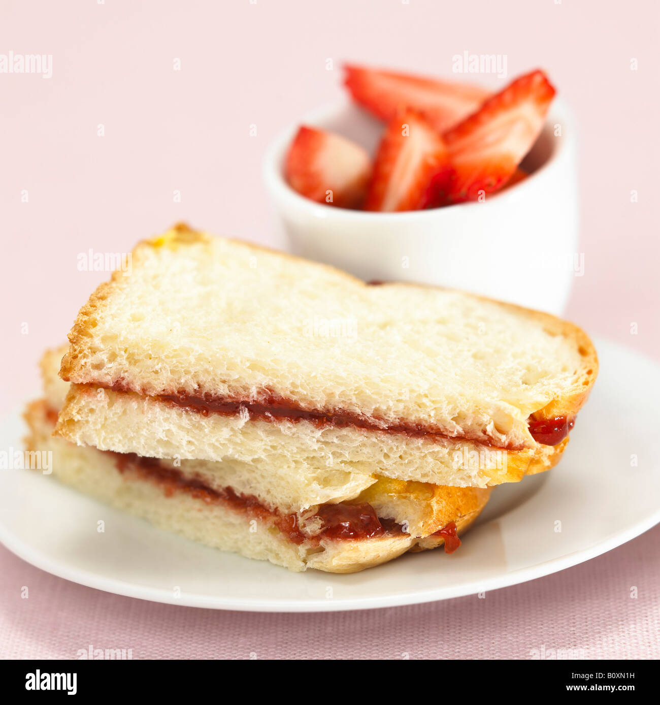 Toast mit Erdbeermarmelade Stockfotografie - Alamy