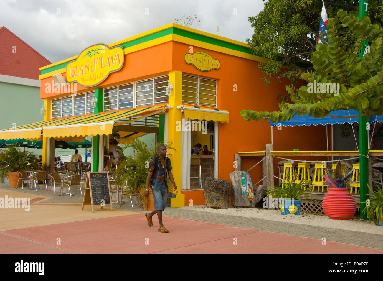 Die farbenfrohe Insel Flava Beach Grill in Philipsburg Sint Maarten Antillen Stockfoto