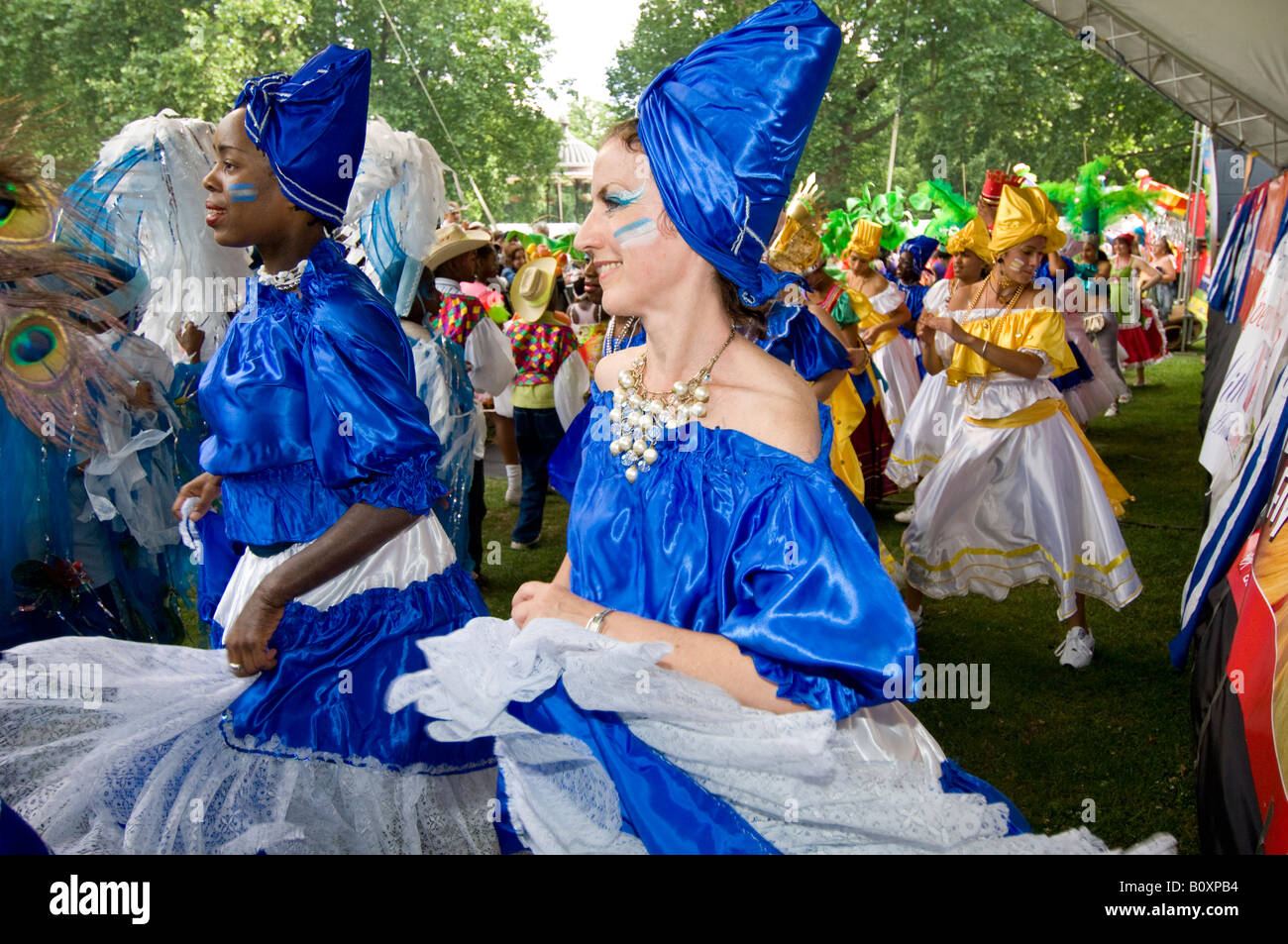 Kubanischen Conga Prozession Karneval de Kuba London. Tänzer in Kostümen der Afro-kubanischen Orishas (Heiligen). Stockfoto