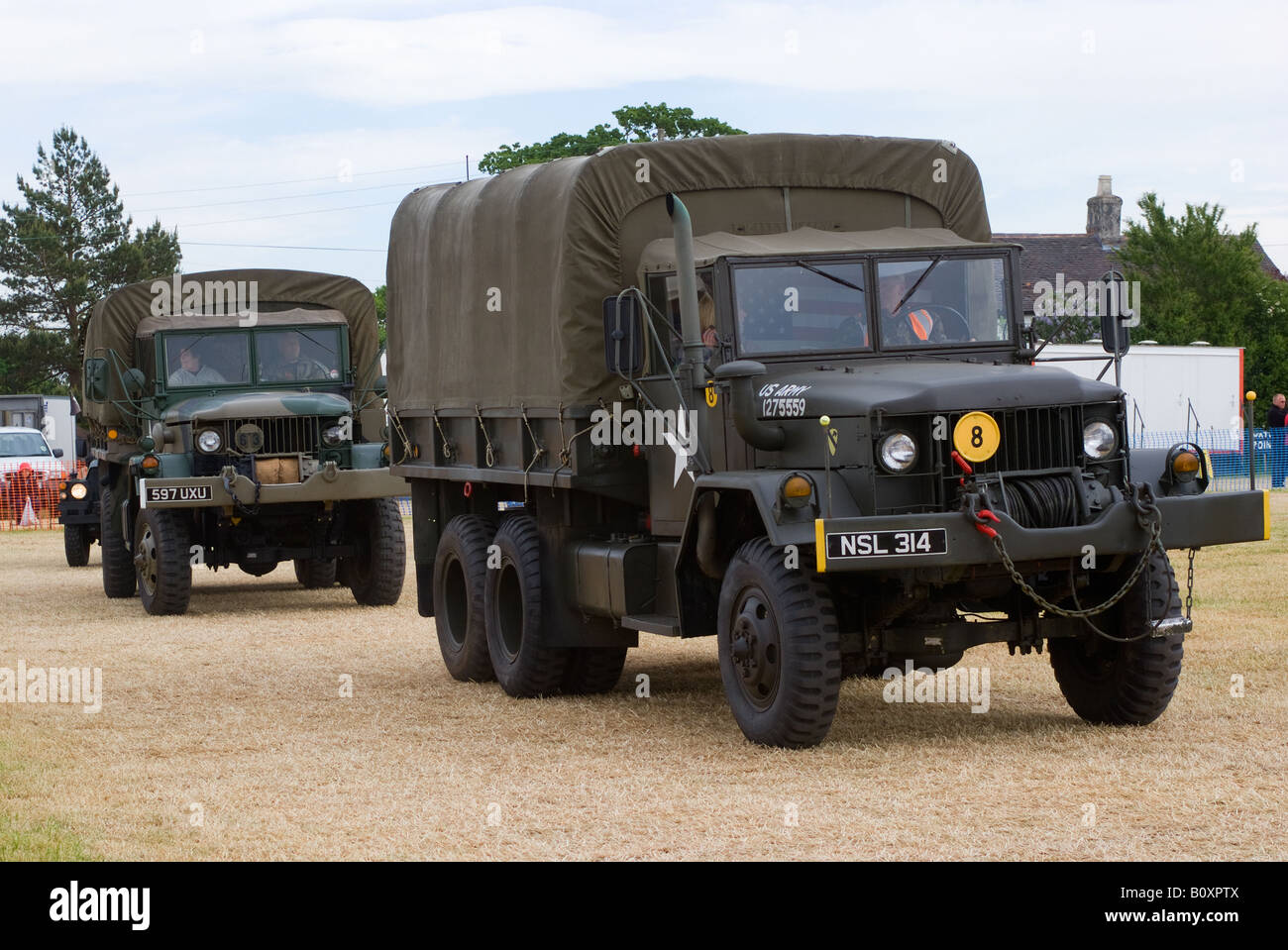 Zwei US-Armee M35 Truppe LKW bei Smallwood Vintage Rally Cheshire England Vereinigtes Königreich UK Stockfoto