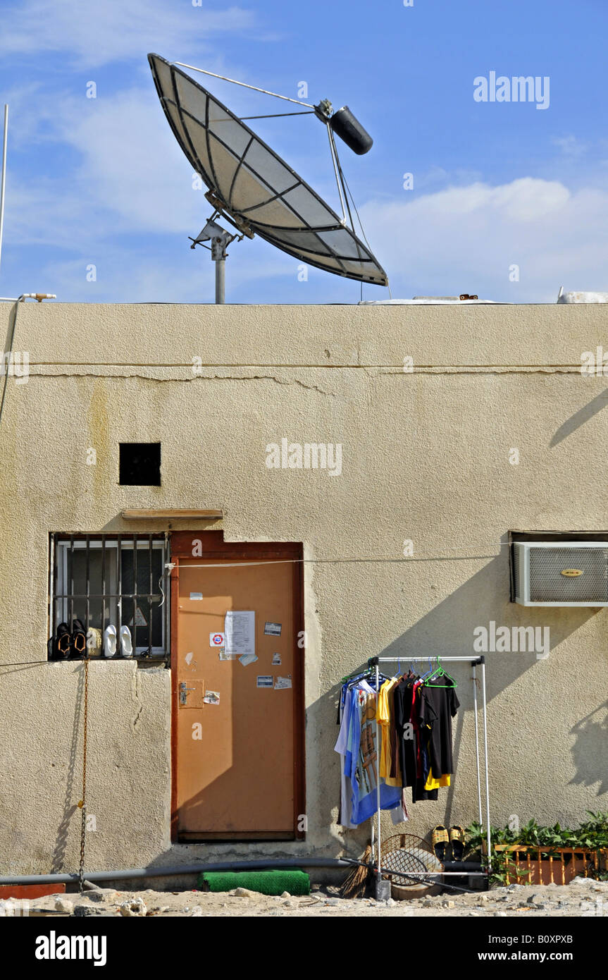 billiges Haus mit Sat-Schüssel, Vereinigte Arabische Emirate, Dubai Stockfoto