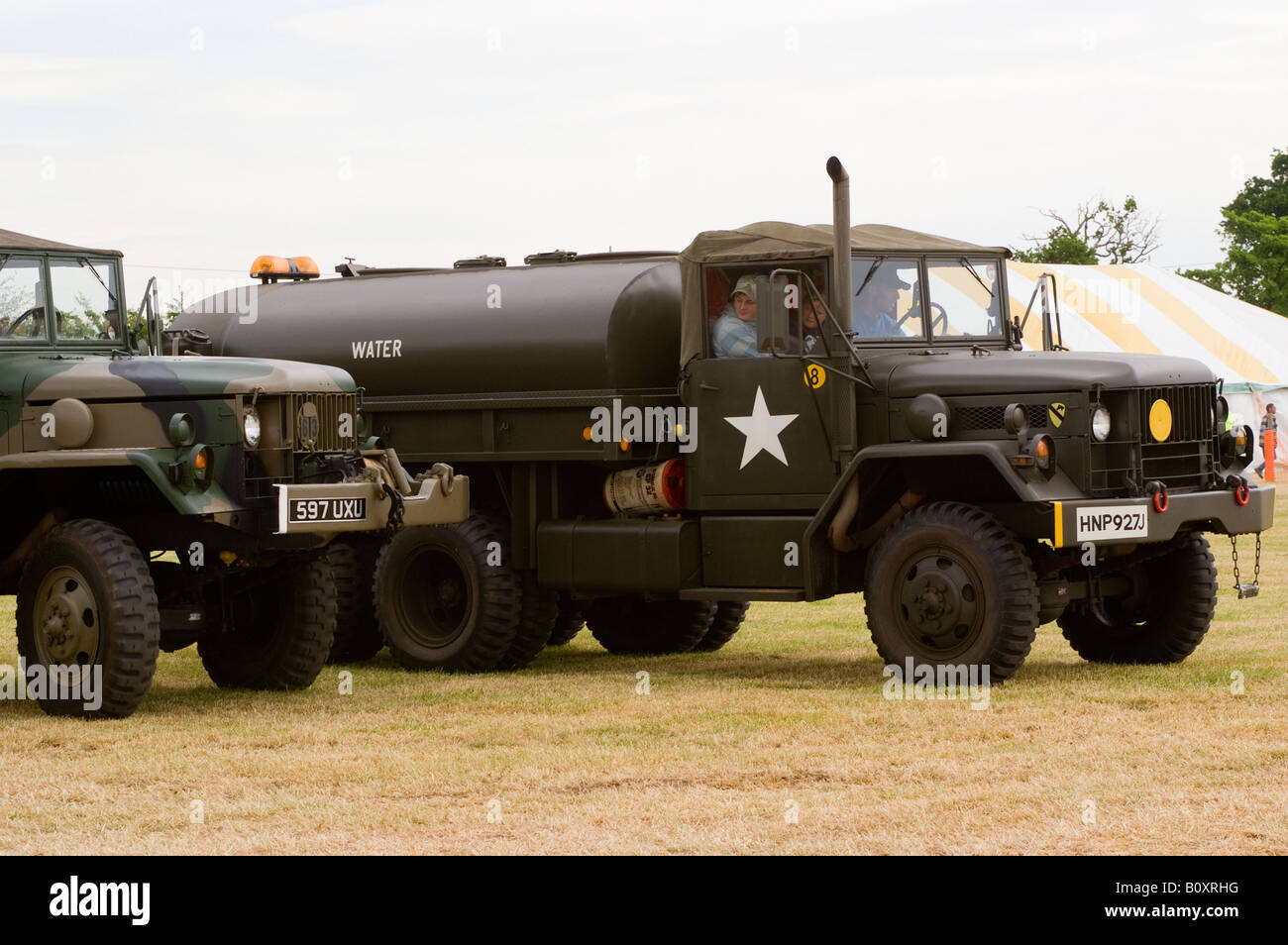 US-Armee M35 Wasser Bowser LKW und Truppen LKW bei Smallwood Vintage Rally Cheshire England Vereinigtes Königreich UK Stockfoto