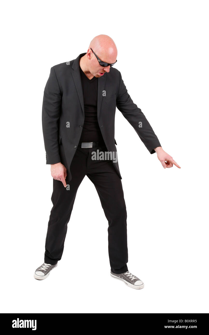 Glatze Mann mit Sonnenbrille zeigt mit seinem Zeigefinger auf den Boden geleitet Stockfoto