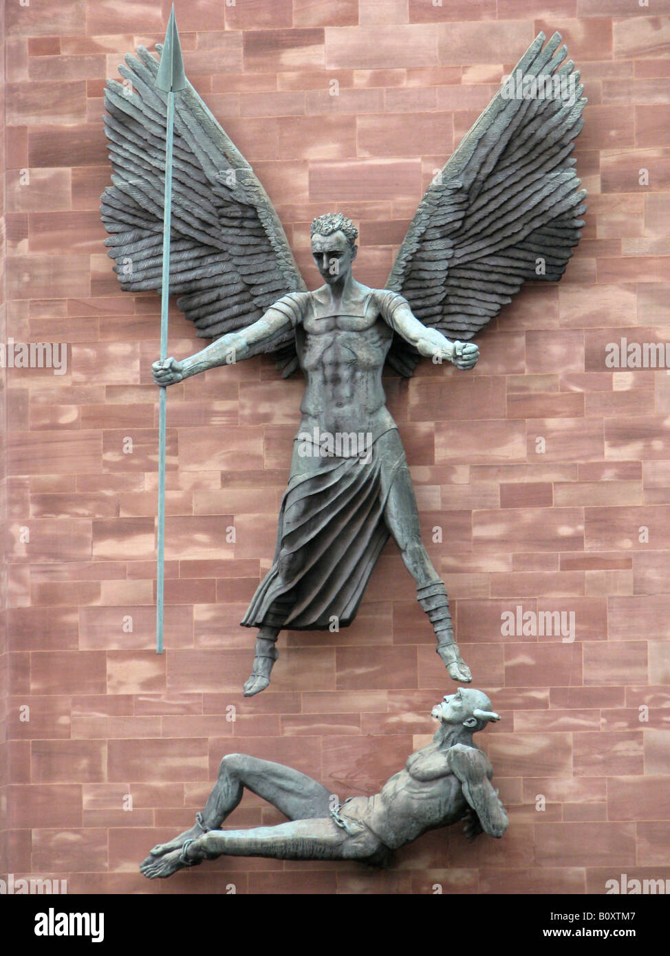 Coventry Cathedral - Figuren aus Metall von Jacob Epstein: St. Michael Sieg über den Teufel, Großbritannien, Coventry Stockfoto