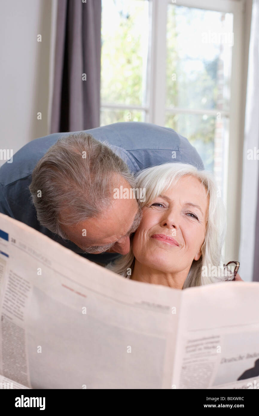 Ältere Mann küssen senior Frau, Porträt Stockfoto