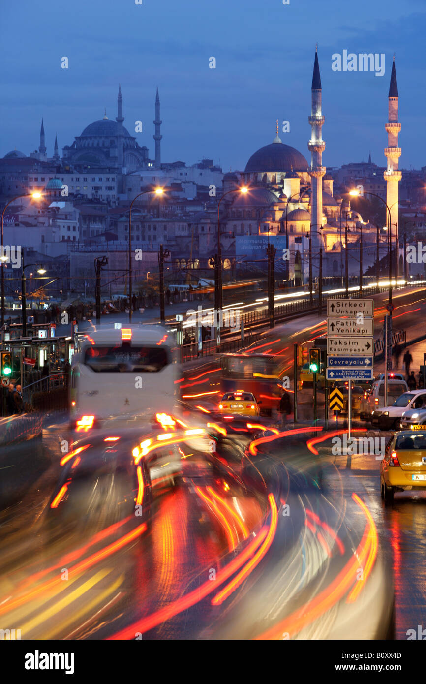 TUR der Türkei Istanbul Galata Brücke über das Goldene Horn Meerenge Restaurants und Bars in den unteren Hebel der Brücke Stockfoto