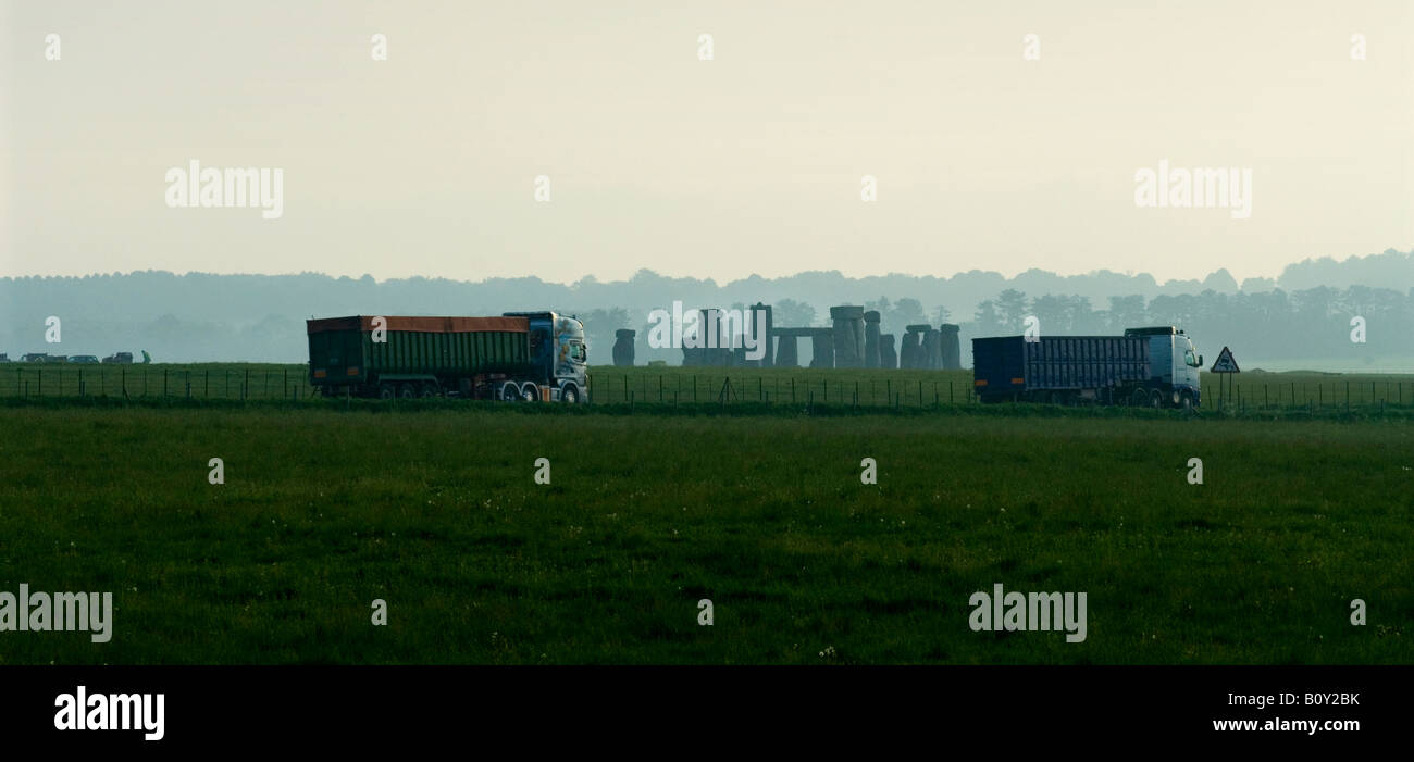 STONEHENGE WILTSHIRE England UK im Morgengrauen Schwerlaster Geschwindigkeit vorbei auf die A303 20089 Stockfoto