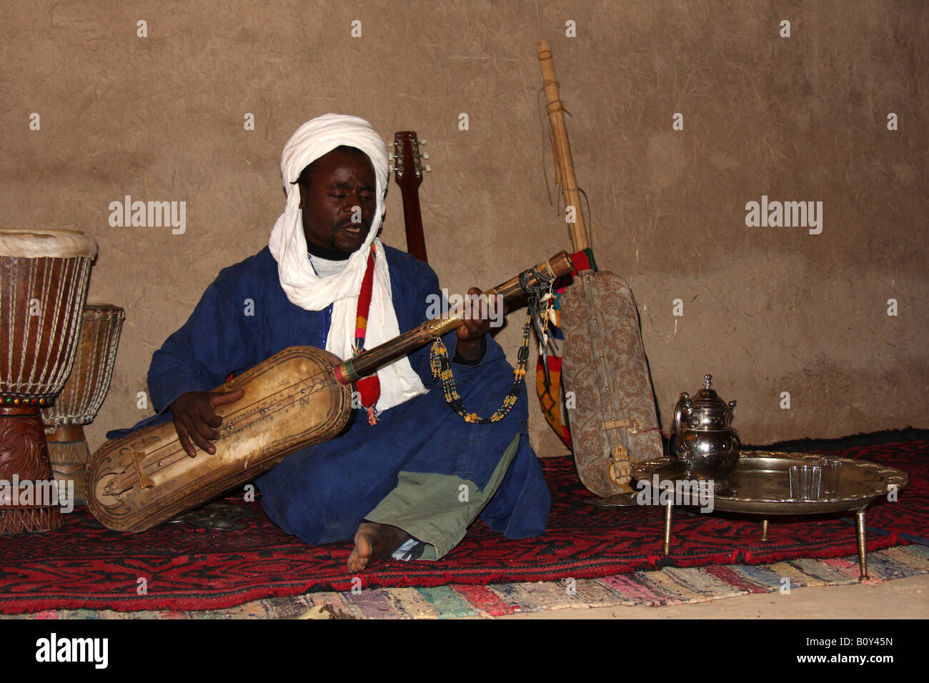 Spielen die Hajhouj oder Guembri, drei stringed perkussiven laute, in traditionelle Gnawa oder Gnauoa Musik von Khamlia verwendet Stockfoto