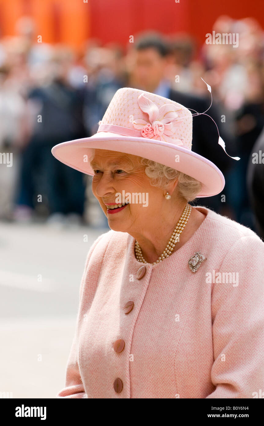 Ein Lächeln auf den Lippen ihrer Majestät HM Queen Elisabeth II besucht Kulturhauptstadt Liverpool Mai 2008 mit blass rosa Hut und Mantel Stockfoto