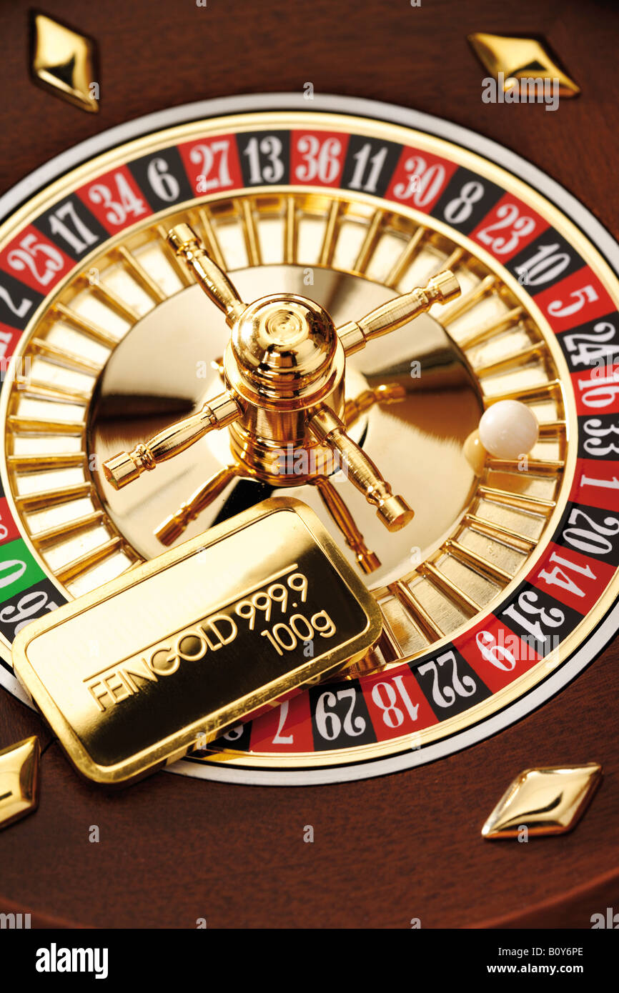 Goldbarren auf Roulette-Rad, erhöhten Blick Stockfoto