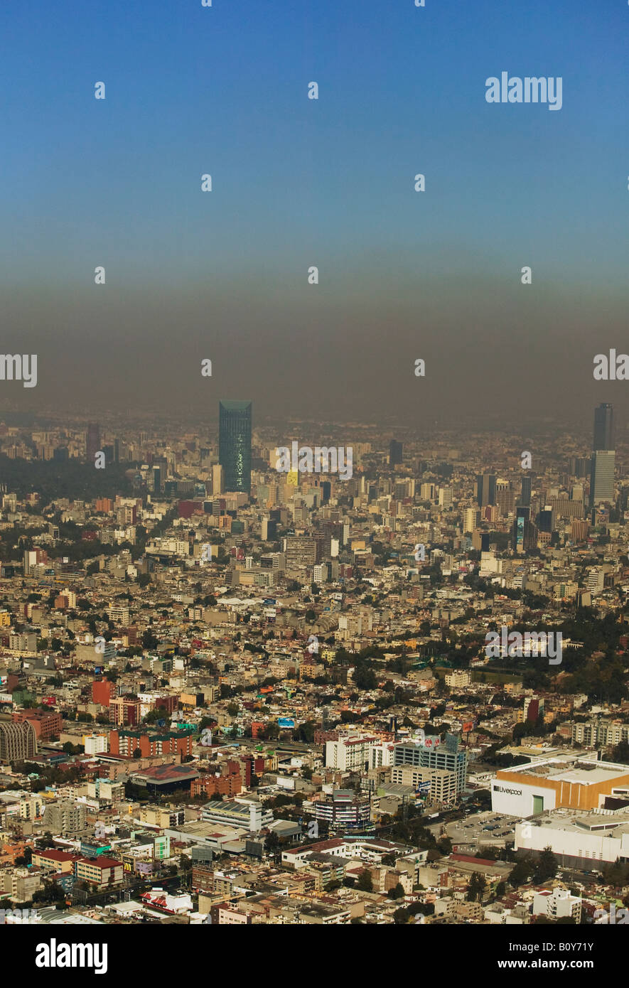 Antenne über eine Schicht Luftverschmutzung Smog schwebt über Mexiko-Stadt Stockfoto