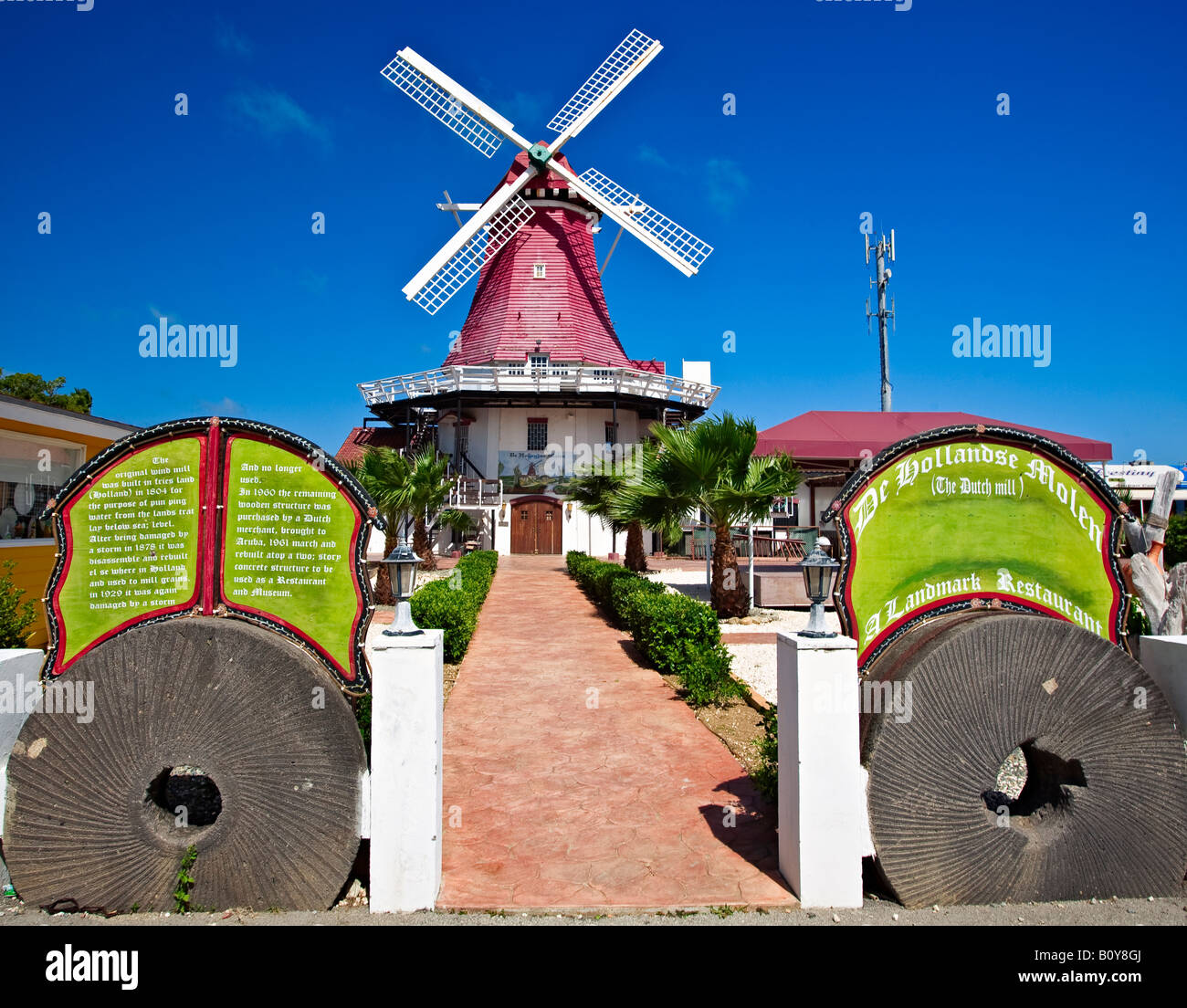 Vorderansicht der alten holländischen Windmühle und Restaurant Aruba Stockfoto