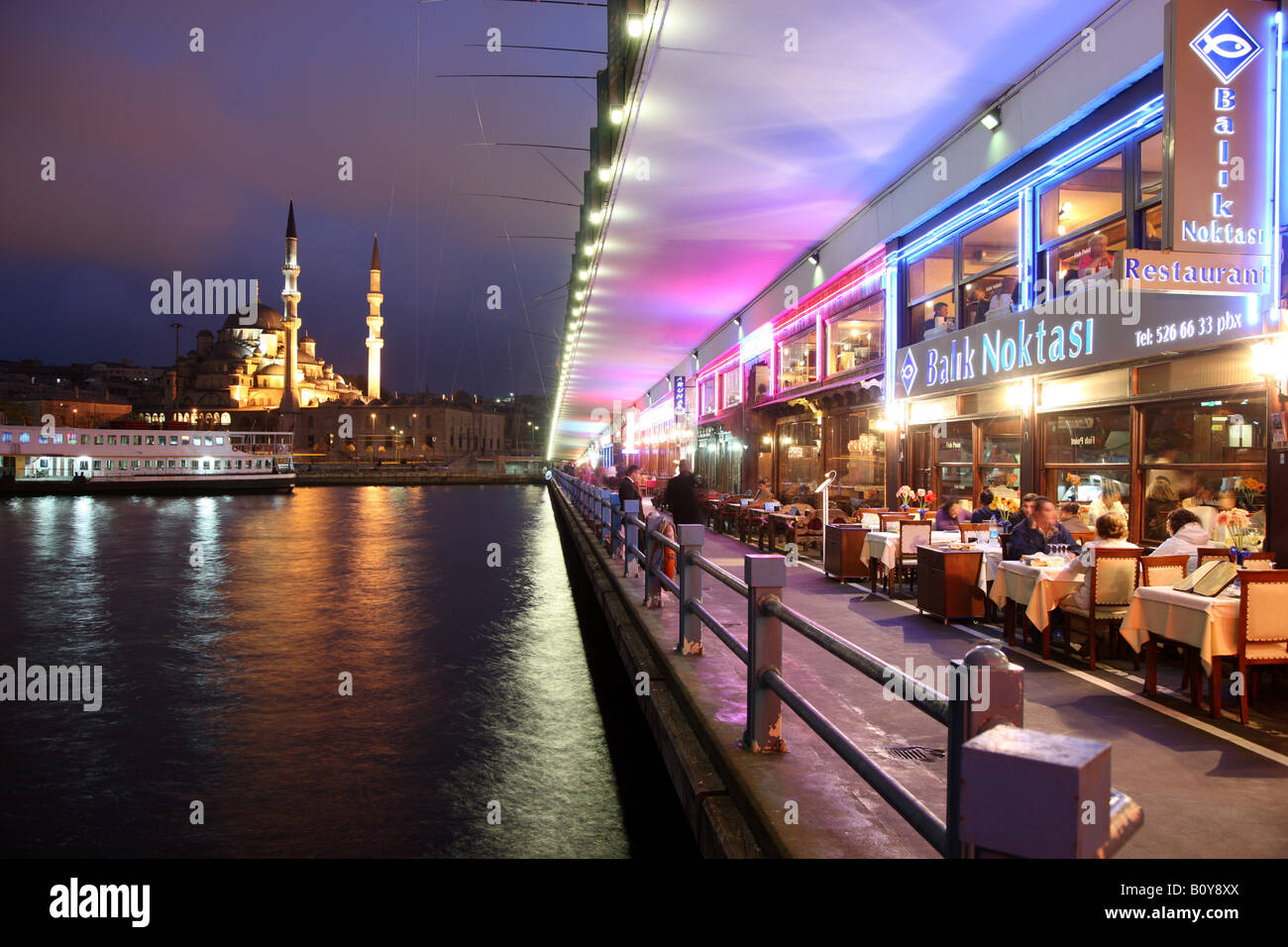 TUR der Türkei Istanbul Galata Brücke über das Goldene Horn Meerenge Restaurants und Bars in den unteren Hebel der Brücke Stockfoto