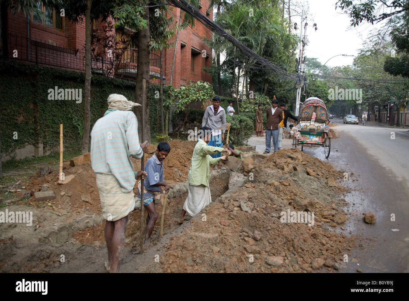 Männer graben einen Graben, Abwasser-Leitungen in Dhaka zu legen Stockfoto