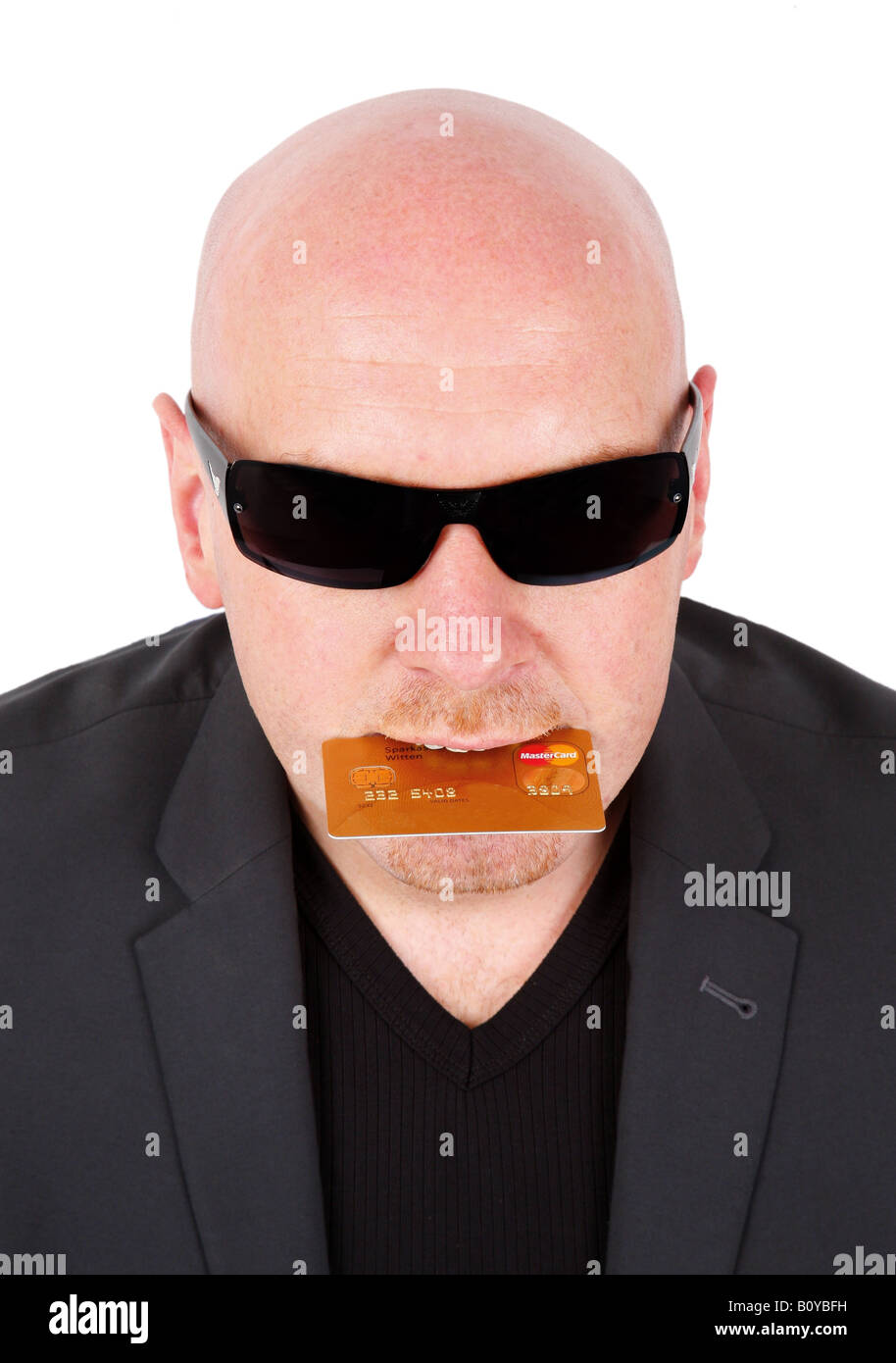 Glatze Mann mit Sonnenbrille und Kreditkarte in Mund geleitet Stockfoto