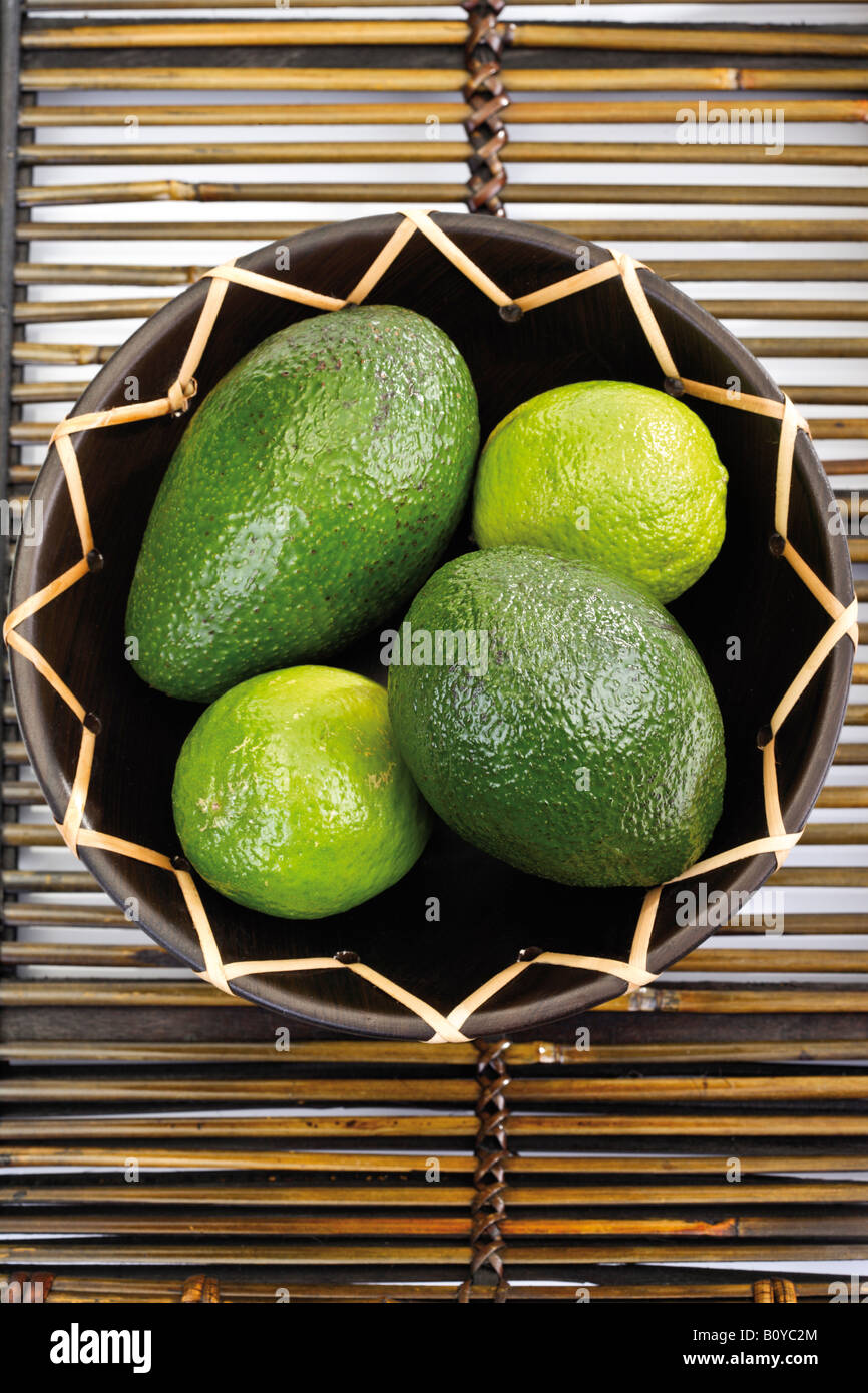 Avocado und Limetten in Schüssel Stockfoto