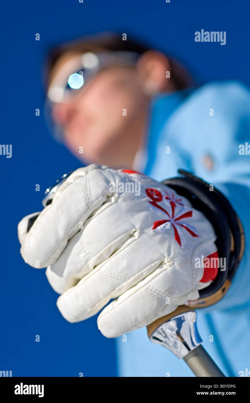 Hand eine Skifahrerin mit Ski Stock, Frankreich, Alpen Stockfoto