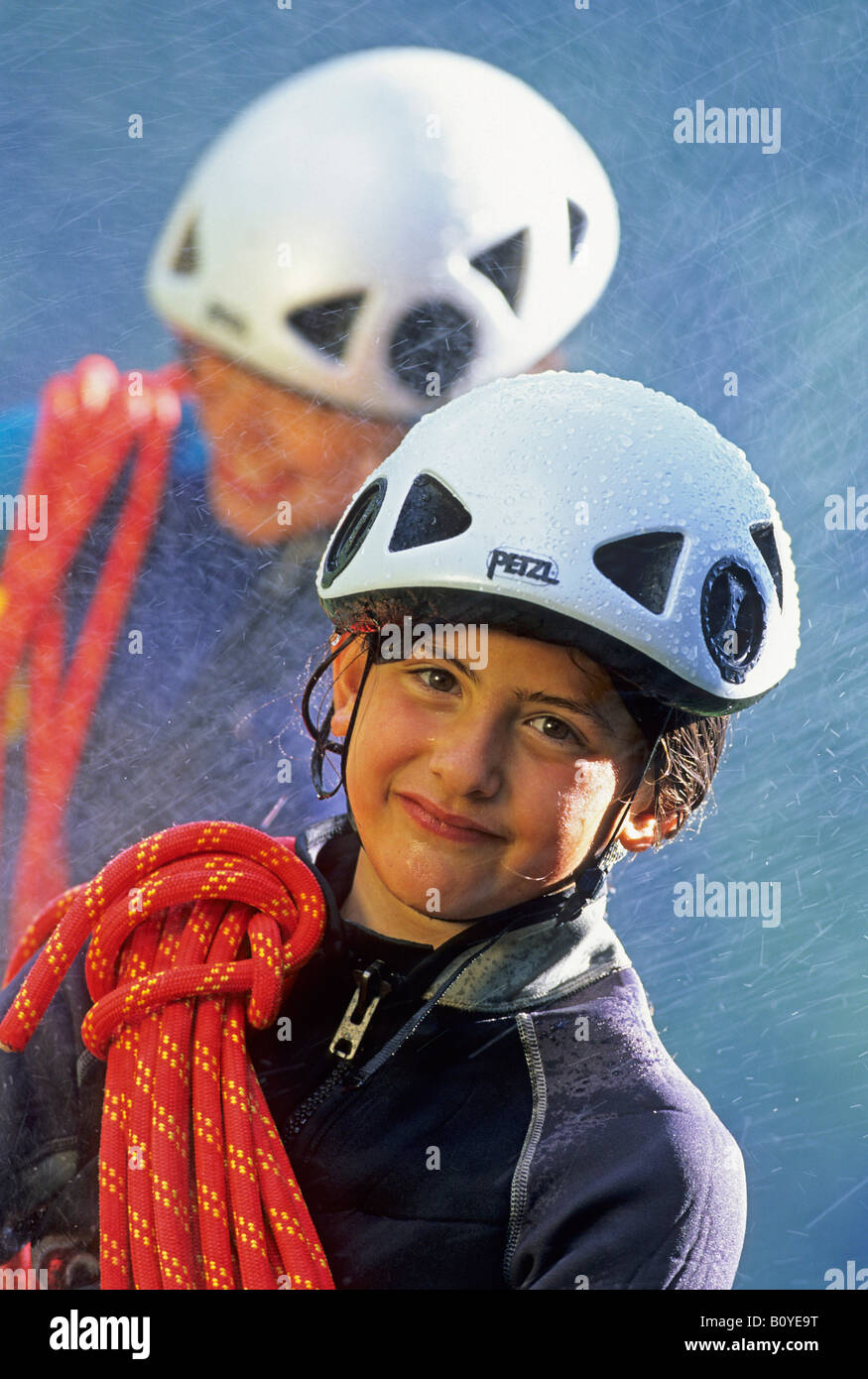 Kinder beim Canyoning mit Helm und Seil, Frankreich Stockfoto