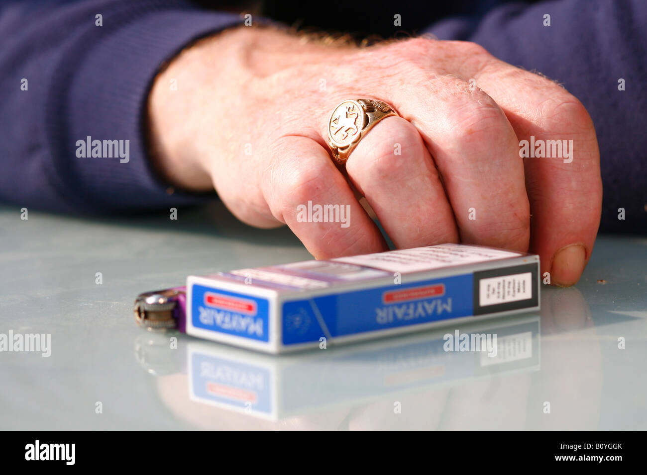 Zigaretten und hand Stockfoto