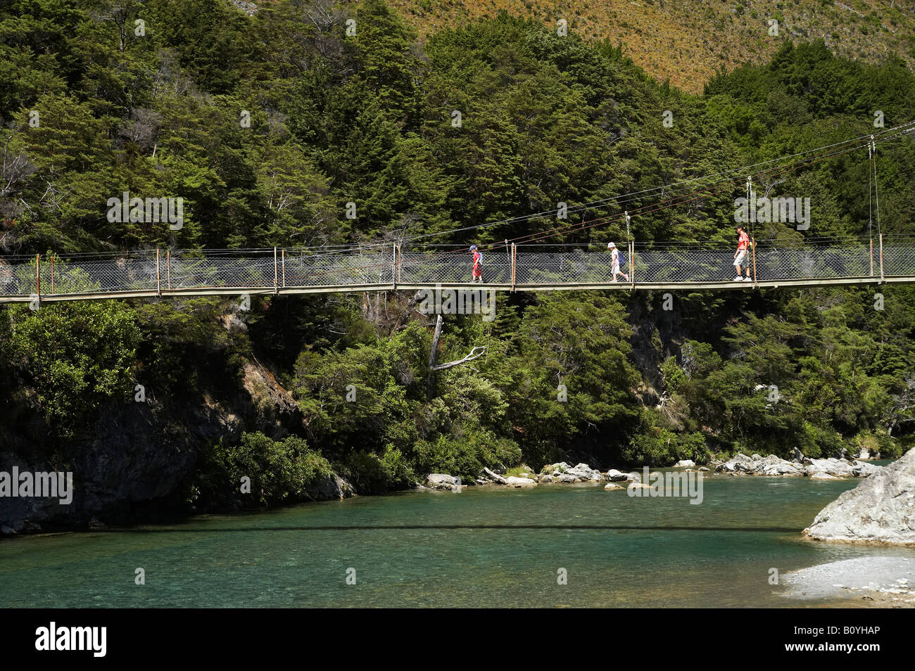 Familie auf Fußgängerbrücke über Greenstone River in der Nähe von Lake Wakatipu Südinsel Neuseeland Stockfoto