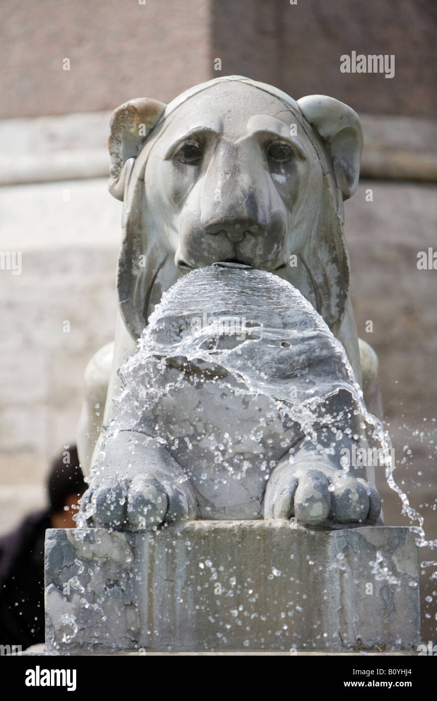 Brunnen, der aus einem Löwen Mund am Piazza del Popolo in Rom, Italien Stockfoto