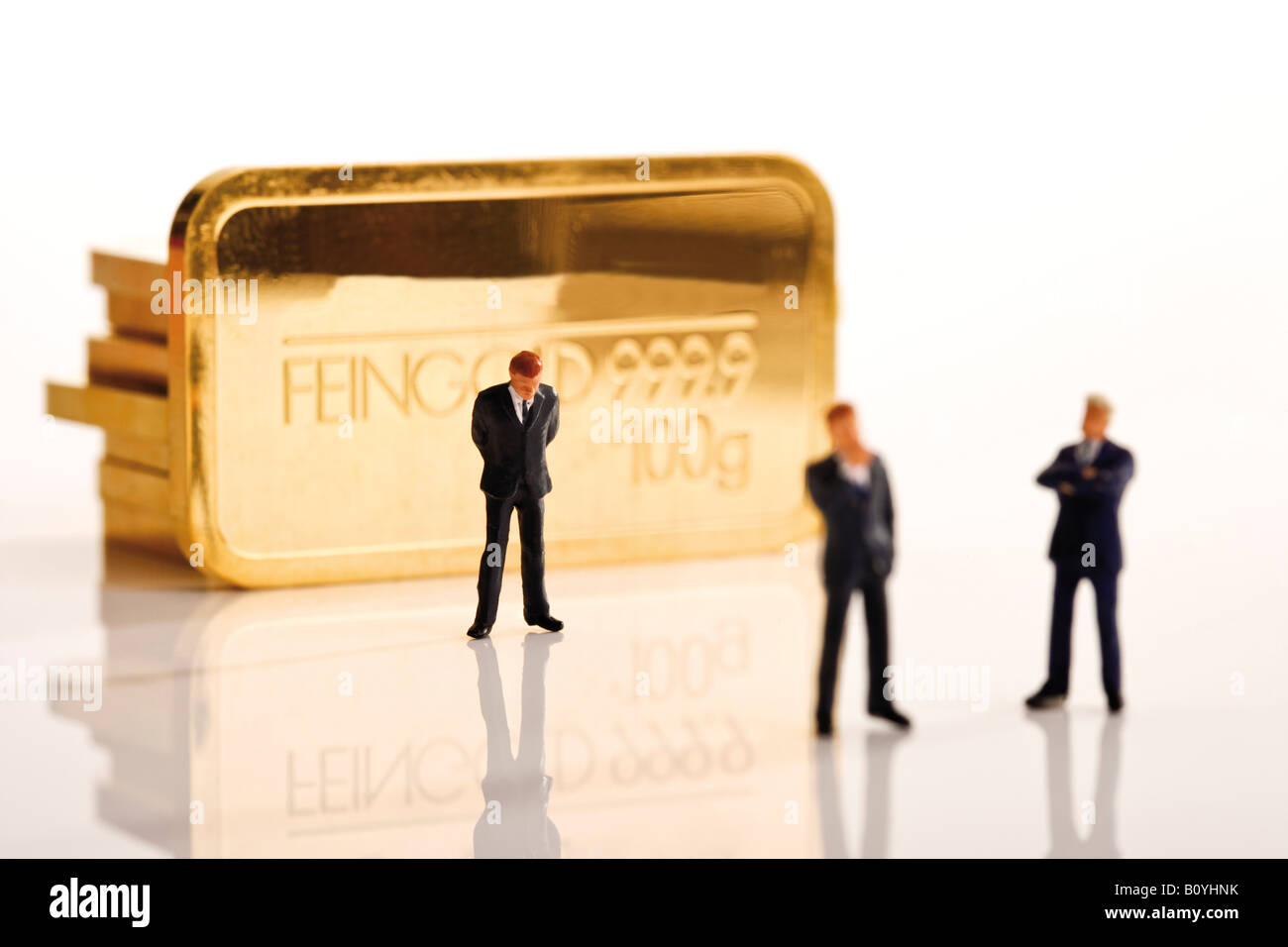 Geschäftsmann Figuren im Hintergrund gold bars Stockfoto