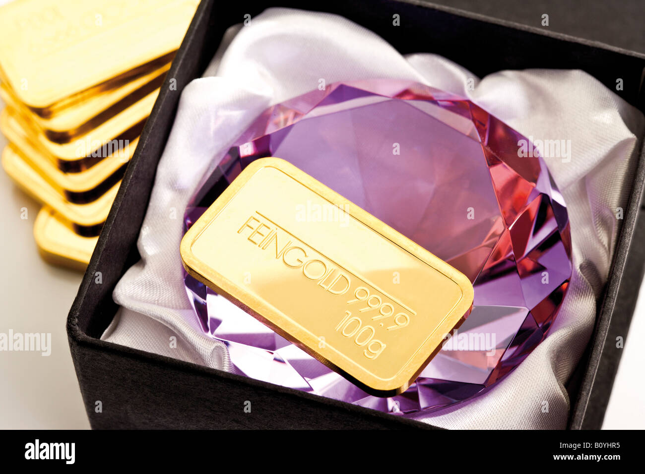 Goldbarren und Ruby in Geschenkbox Stockfoto