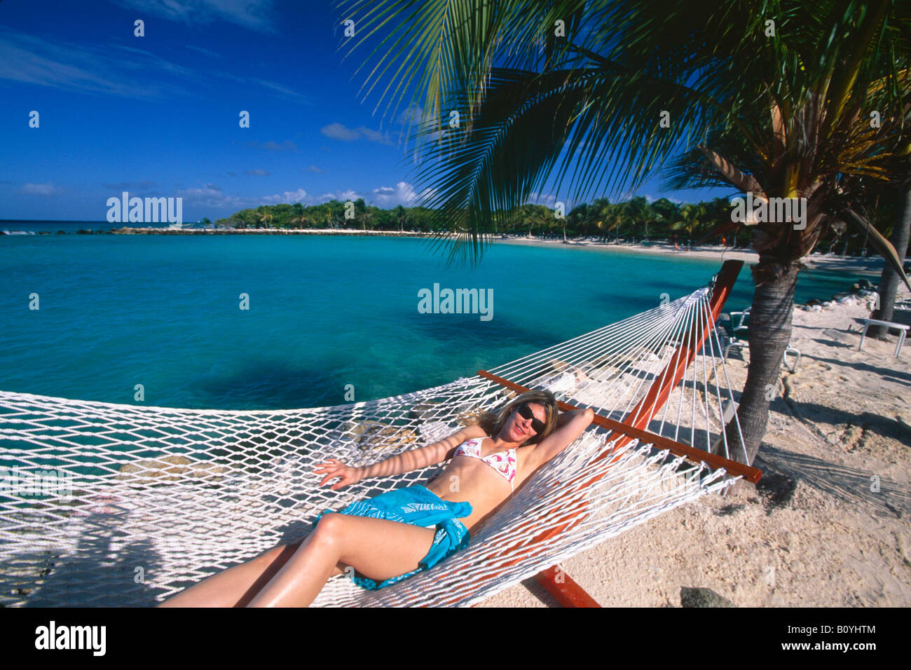Junge Frau ist Entspannung in einer Hängematte Flamingo Beach Renaissance Insel Aruba Stockfoto