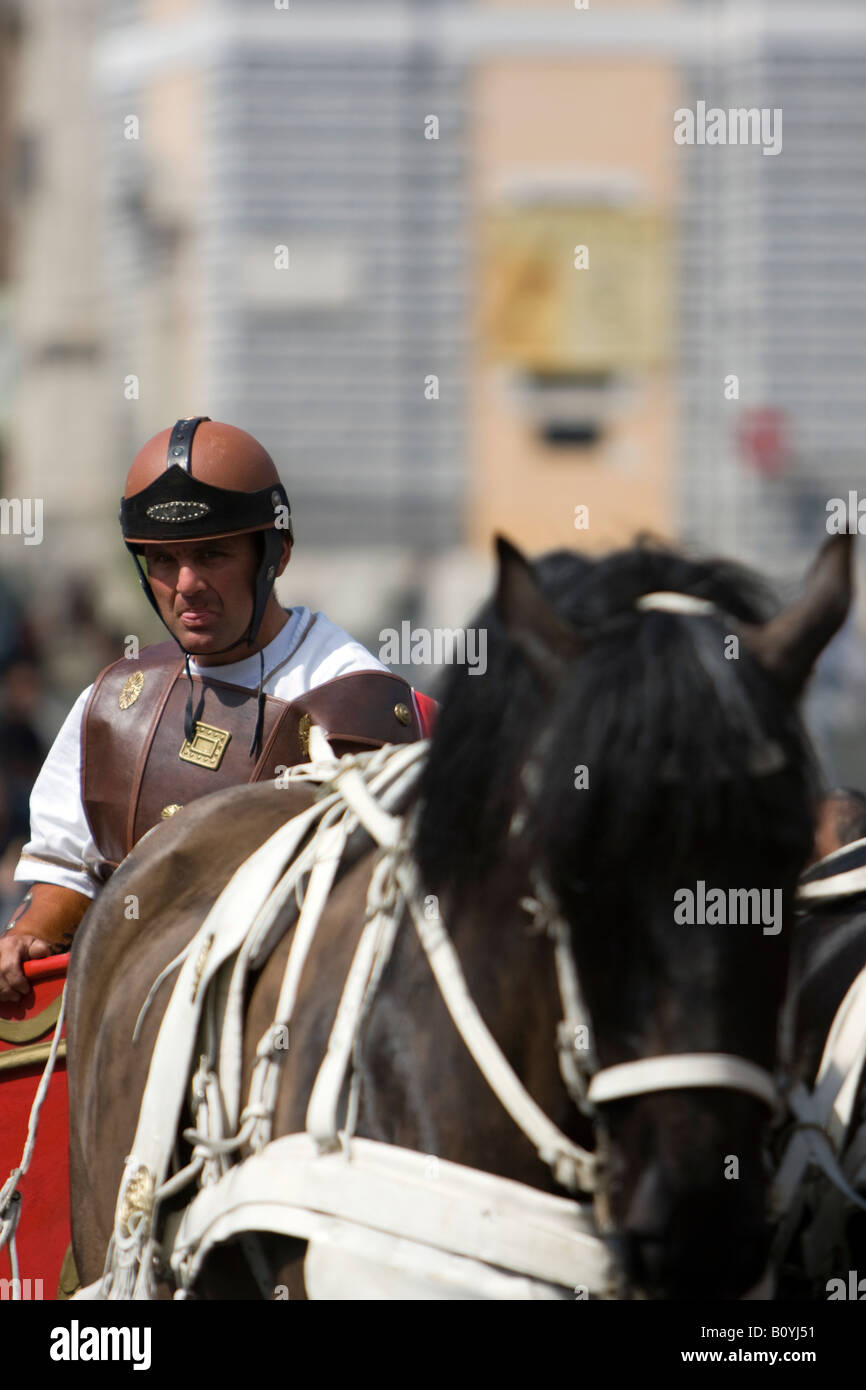Zenturio auf einem Pferd in der Piazza del Popolo in Rom, Italien, Roman Centurion, als ein römischer Soldat, Roman Chariot Mann verkleidet Stockfoto