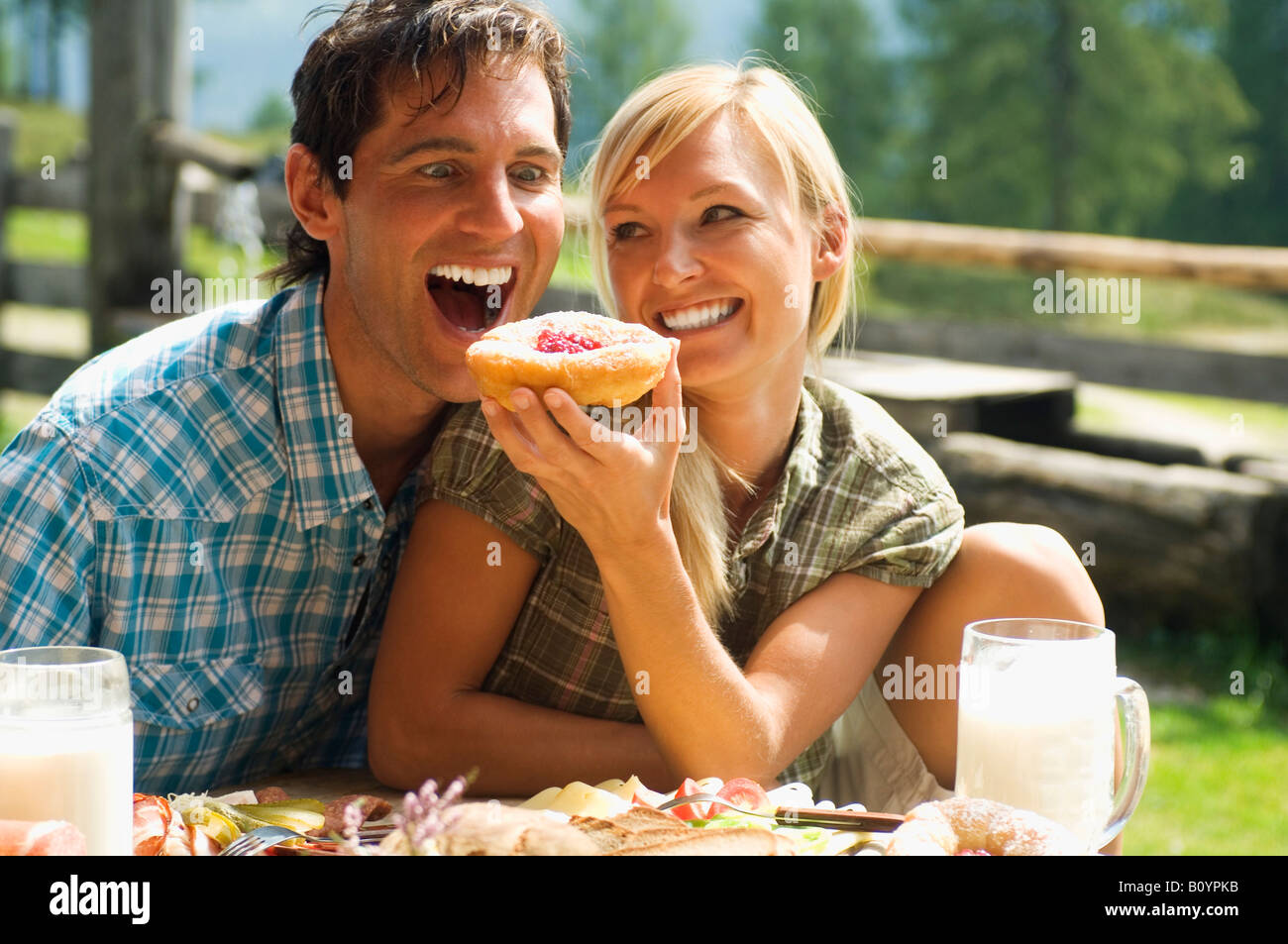 Österreich, Salzburger Land, paar frühstücken Stockfoto