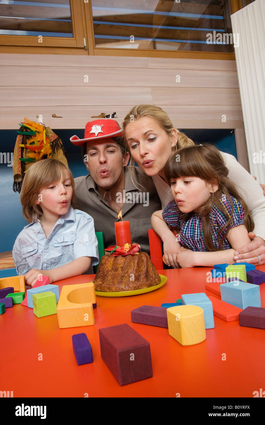Familie Geburtstagsparty, Familie bläst Kerze auf der Torte, Porträt Stockfoto